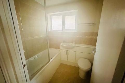 111b Trent Gardens, London, N14 4QE