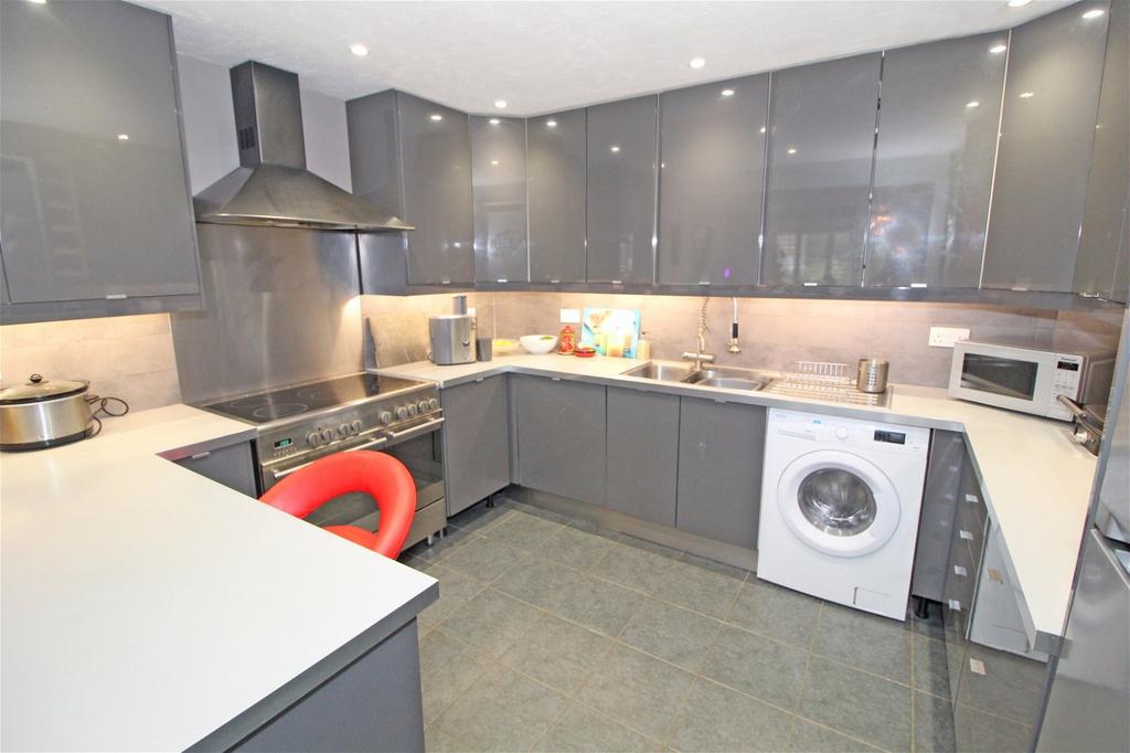 Viking Way, Eastbourne BN23 3 bed ground floor flat £300,000