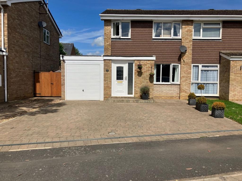 Bradbury Road, Newnham, Daventry NN11 3HD 3 bed semidetached house for