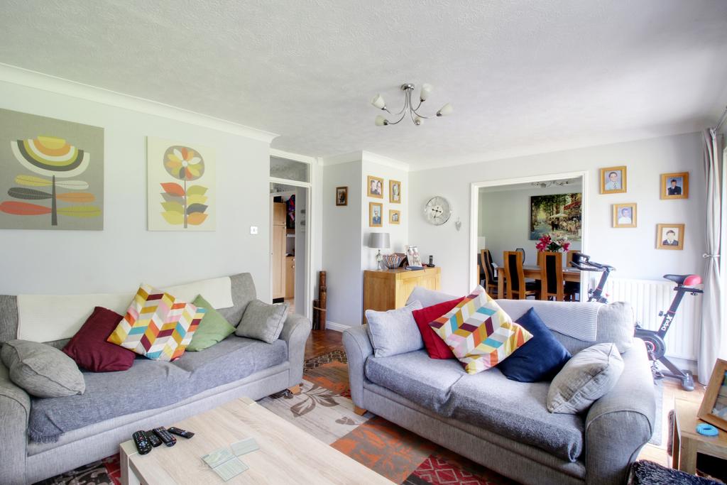 Homefield Road, Warlingham CR6 3 bed detached bungalow £2,000 pcm (£