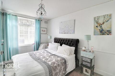 2 bedroom maisonette for sale, Meadowcroft Road, London