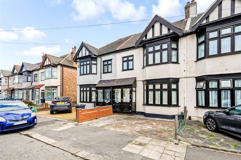Belfairs Drive, Romford, RM6 3 bed terraced house for sale £450,000