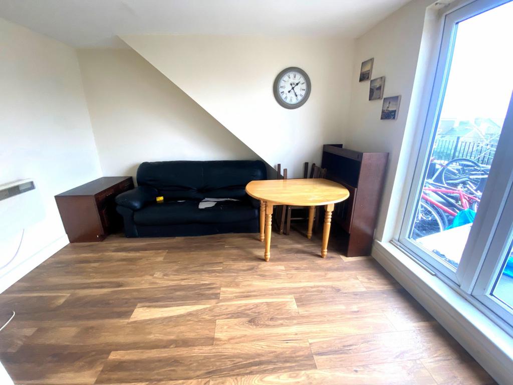 Staines Road, TW14 8 BT
