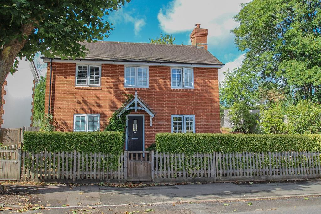 Hare Lane, Claygate, KT10 3 bed detached house for sale £650,000