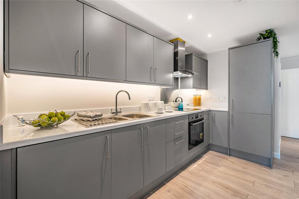 WaltononThames, Surrey, KT12 3 bed flat for sale £500,000