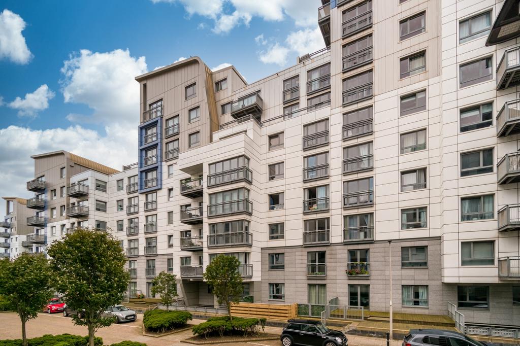 9, Western Harbour Midway, Edinburgh... 3 bed flat £1,700 pcm (£392 pw)