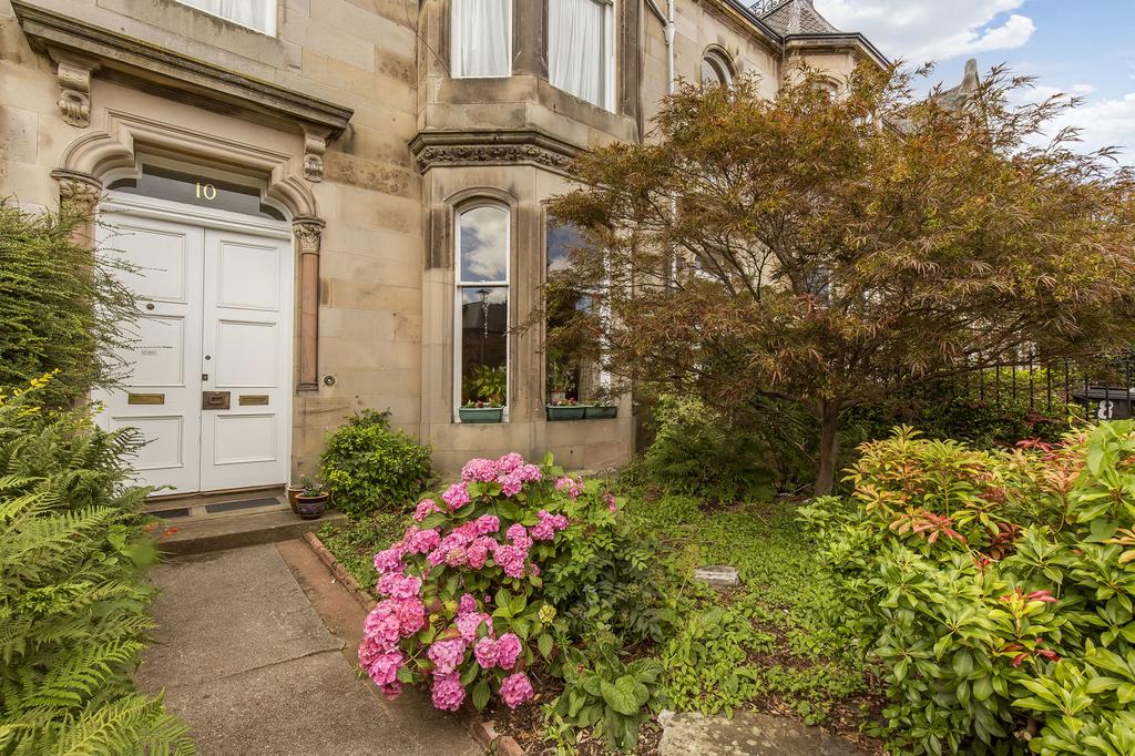 10 Moston Terrace, Edinburgh, EH9 2DE 1 bed flat £390,000