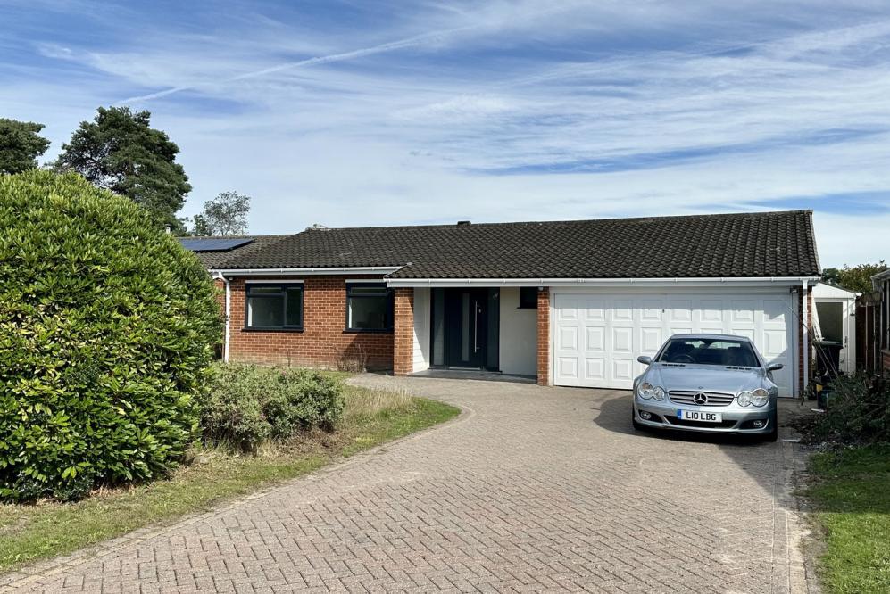 Sylvan Close, St Leonards, Ringwood, BH24 2RA 3 bed bungalow for sale