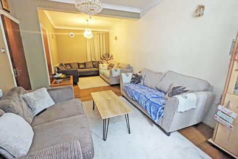 4 bedroom terraced house for sale - St. Georges Avenue,  London, E7
