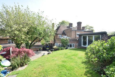 2 Baconsmead, Denham, Uxbridge, UB9 5AY