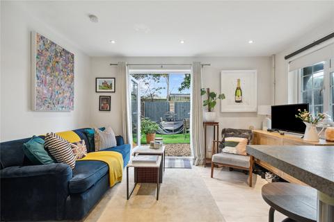 2 bedroom end of terrace house to rent, St. Peter's Close, London, SW17