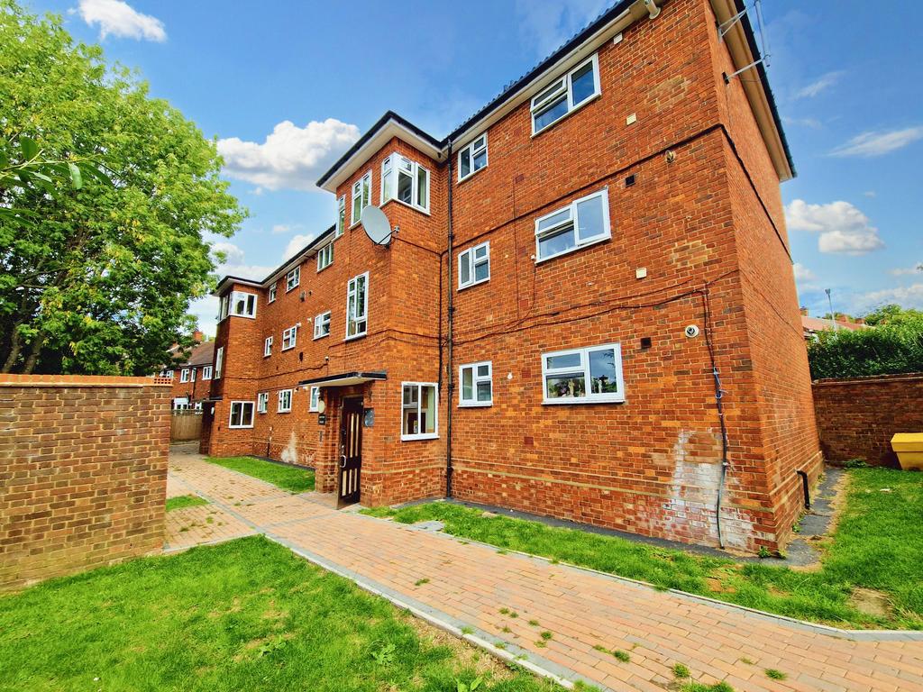 Redruth Road, Romford RM3 1 bed flat for sale £185,000