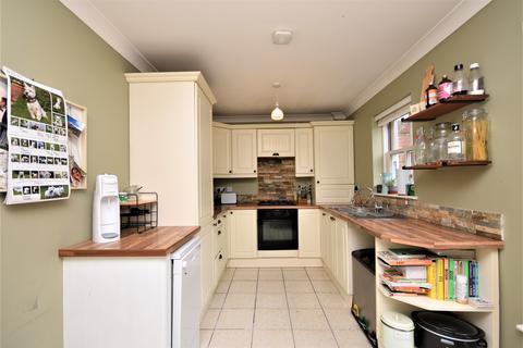 3 bedroom semi-detached house to rent, Hythe Hill, Colchester, CO1