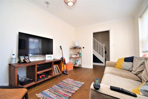 3 bedroom semi-detached house to rent, Hythe Hill, Colchester, CO1