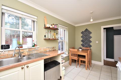 3 bedroom semi-detached house to rent, Hythe Hill, Colchester, CO1