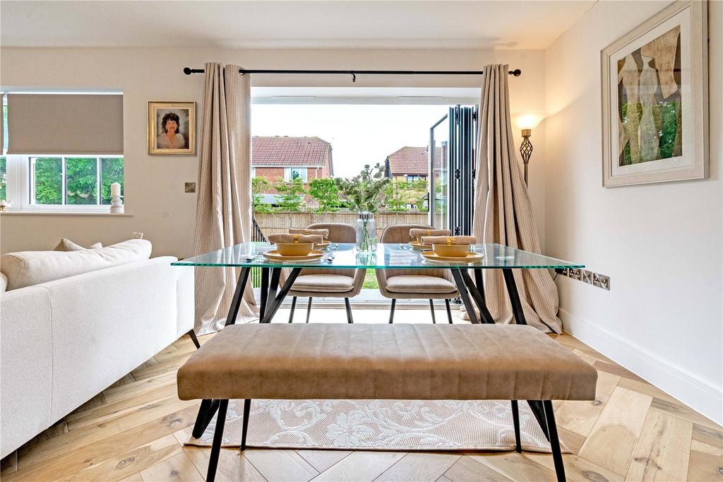 Church Road, Paddock Wood, Kent, TN12 3 bed detached house for sale £