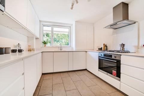 11 Lydney Close, London, SW19 6JN