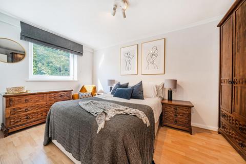 11 Lydney Close, London, SW19 6JN