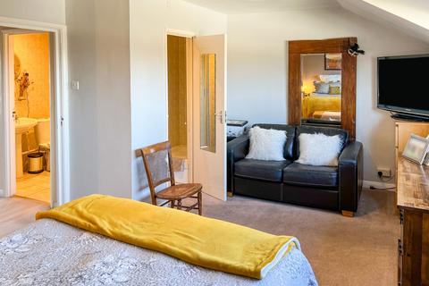 87 Whitton Road, Twickenham, TW1 1BZ
