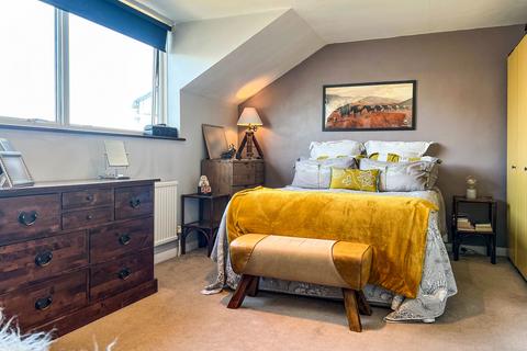 87 Whitton Road, Twickenham, TW1 1BZ