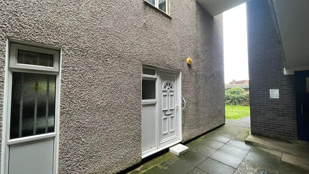 Willowbrook Road, Southall, Greater London, UB24RH 3 bed £