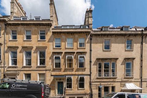 3 bedroom house to rent, Russell Street, Bath.