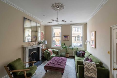 3 bedroom house to rent, Russell Street, Bath.