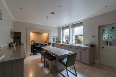 3 bedroom house to rent, Russell Street, Bath.