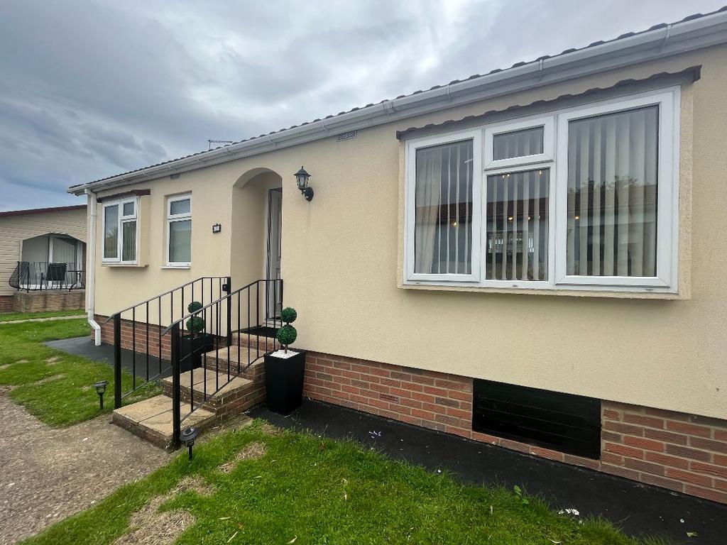 Kings Park, Canvey Island 2 bed park home for sale £195,000