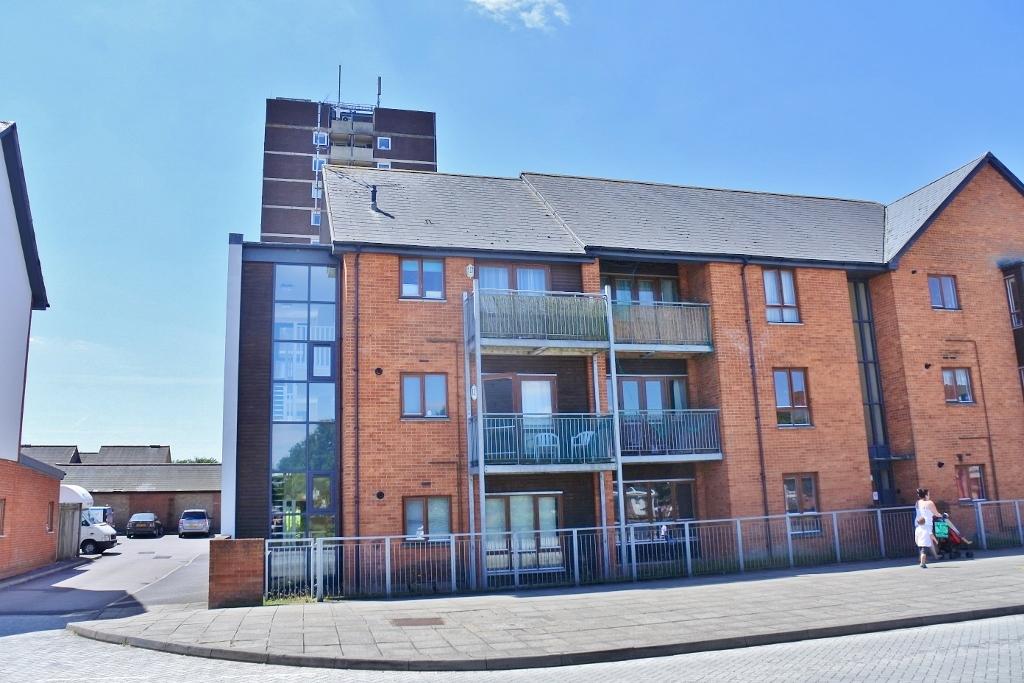 Oakridge Road, Oakridge, Basingstoke... 1 bed flat £900 pcm (£208 pw)