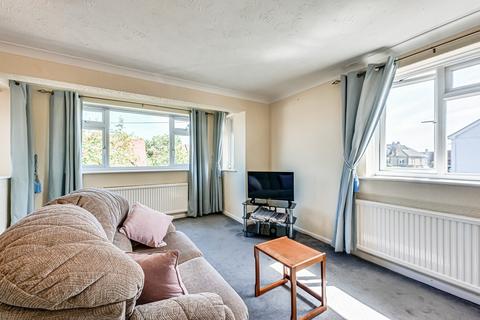 2 bedroom flat for sale, Stirling Avenue, Leigh-on-sea, SS9