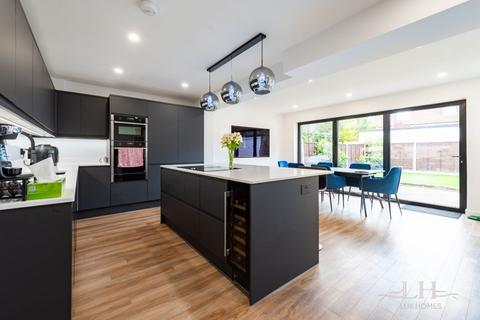 11 Oakdene Close, Hornchurch, RM11 1HD