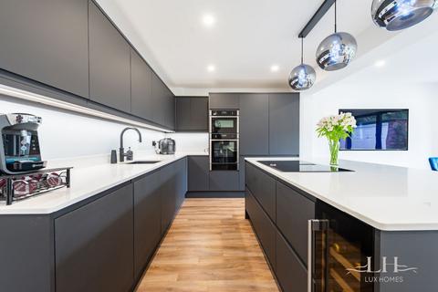 11 Oakdene Close, Hornchurch, RM11 1HD