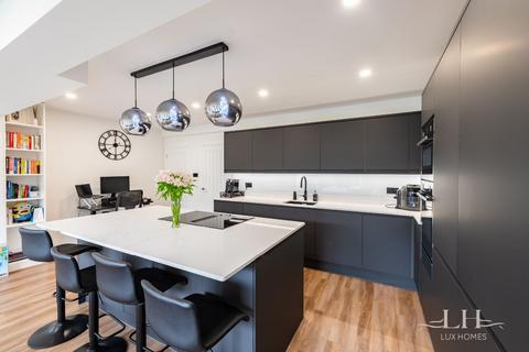 11 Oakdene Close, Hornchurch, RM11 1HD