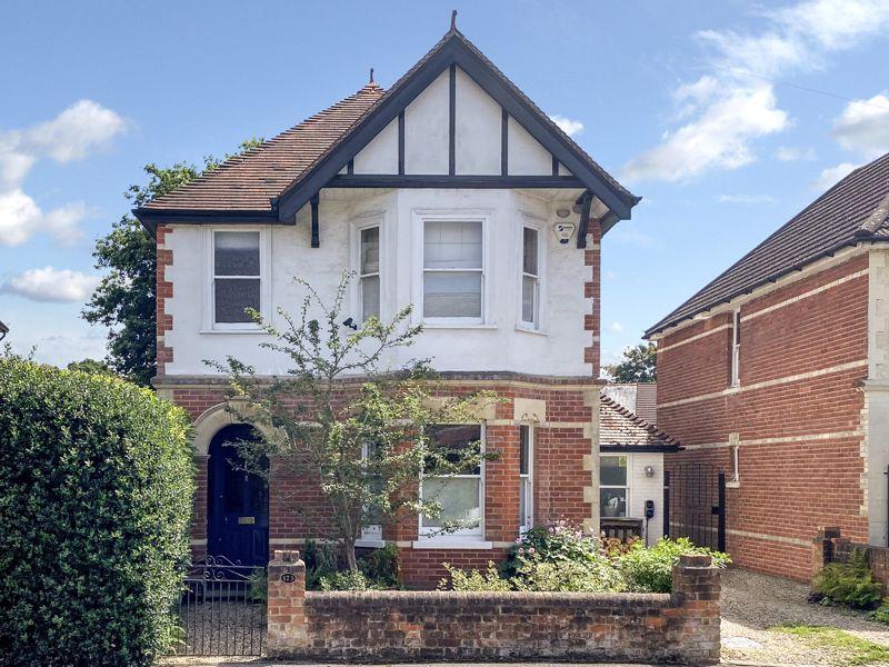 Gordon Avenue, Camberley GU15 4 bed detached house £775,000