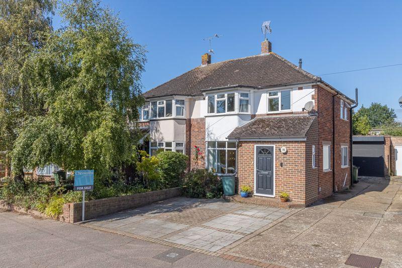 Farm Avenue, Horsham 3 bed semidetached house for sale £550,000