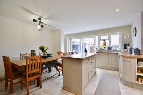 6 Estover Way, Chinnor, OX39 4TE