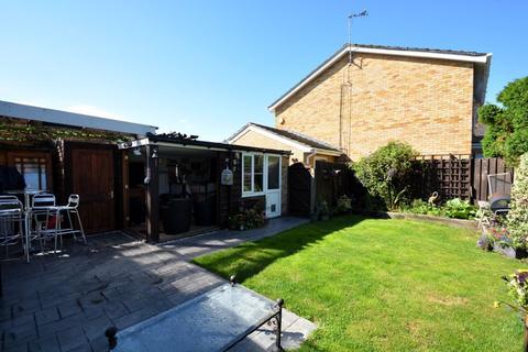 6 Estover Way, Chinnor, OX39 4TE