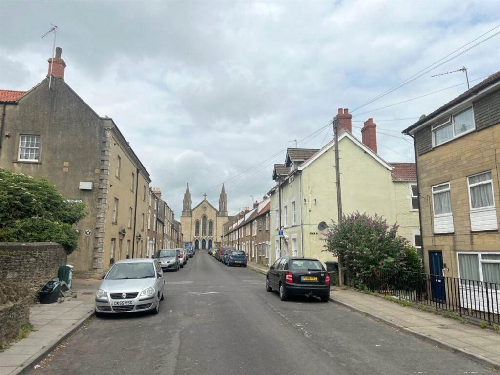 Trinity Street, Frome, 2 bed £995 pcm (£230 pw)