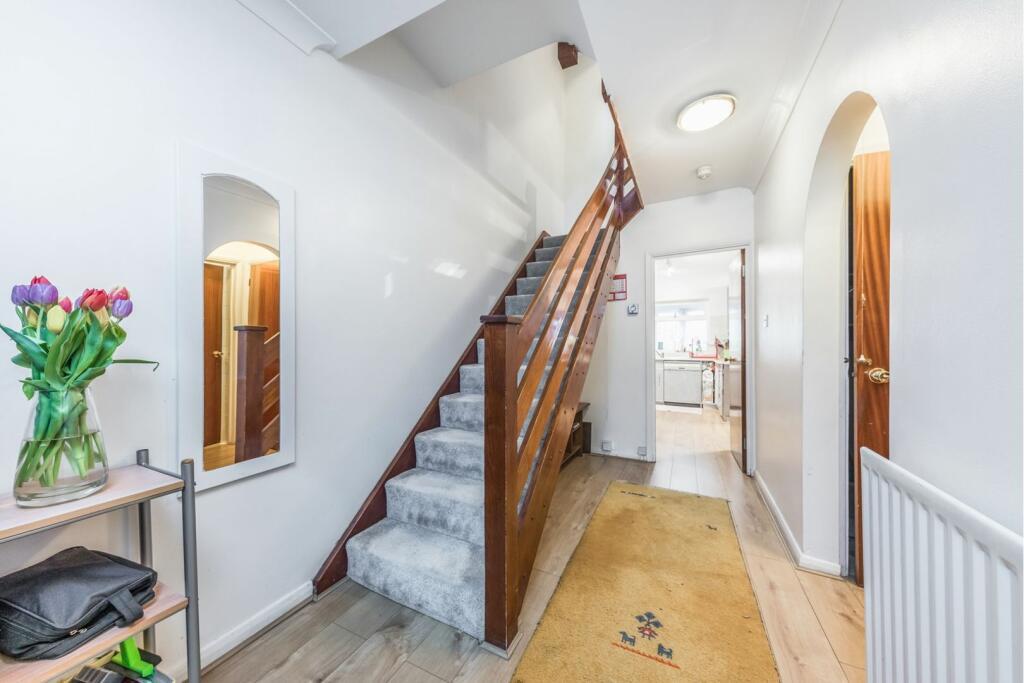 Woodside Avenue, Woodside Park, N12 5 bed house for sale £850,000