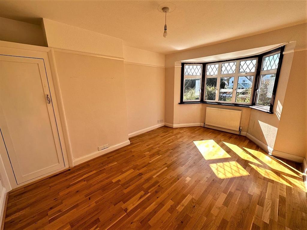 Kingsway, Petts Wood 3 bed semidetached house £2,300 pcm (£531 pw)