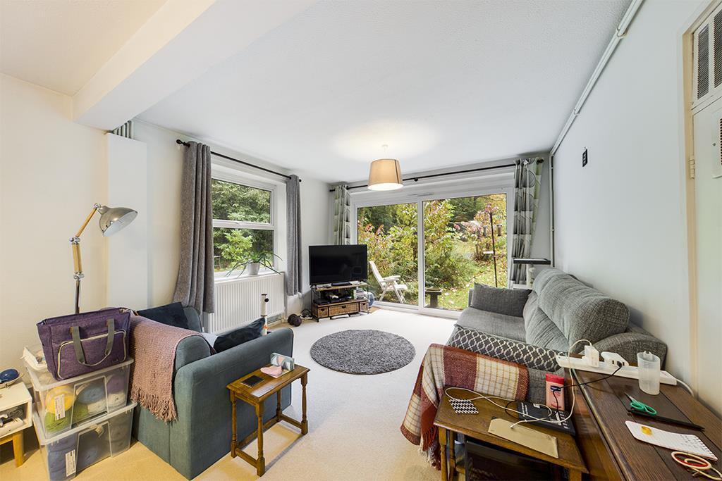 Maple House, Lingwood Close... 2 bed flat £975 pcm (£225 pw)