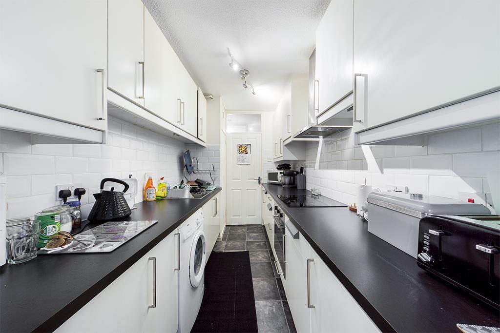 Maple House, Lingwood Close... 2 bed flat £975 pcm (£225 pw)