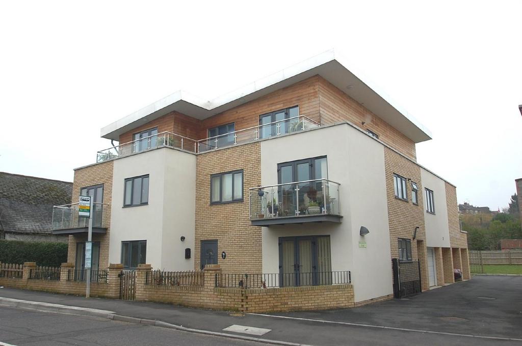 St Albans Hill, Hemel Hempstead HP3 3 bed apartment £1,600 pcm (£369 pw)
