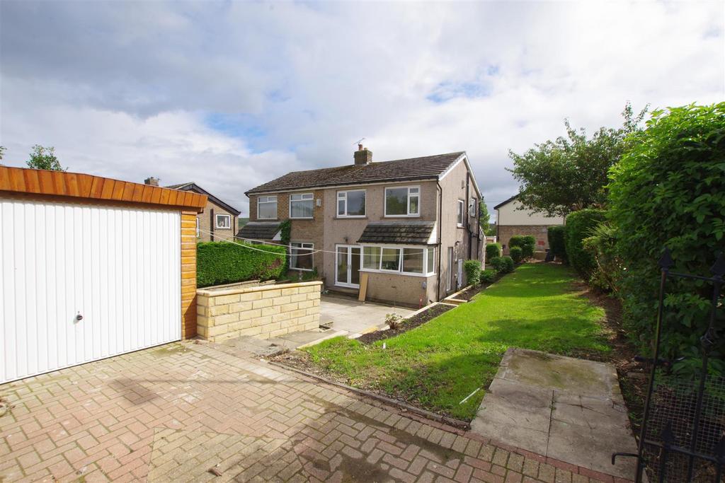 The Fairway, Bradshaw, HALIFAX 3 bed detached house £800 pcm (£185 pw)