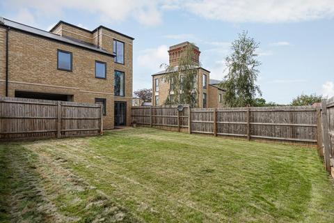 18 Crawford Crescent, Coulsdon, CR5 3GL