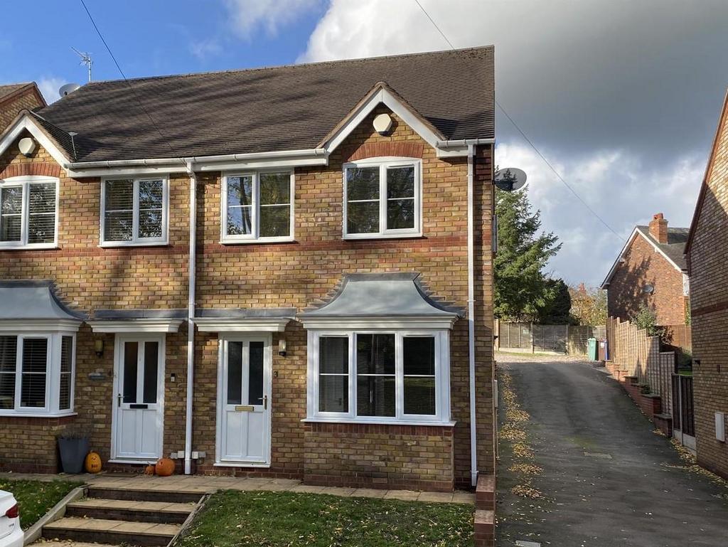 Lamb Lane, Stone 3 bed semidetached house £985 pcm (£227 pw)