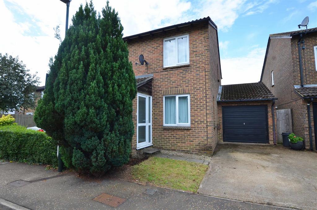 Abbott Close, Hampton 2 bed semidetached house to rent £1,800 pcm (£
