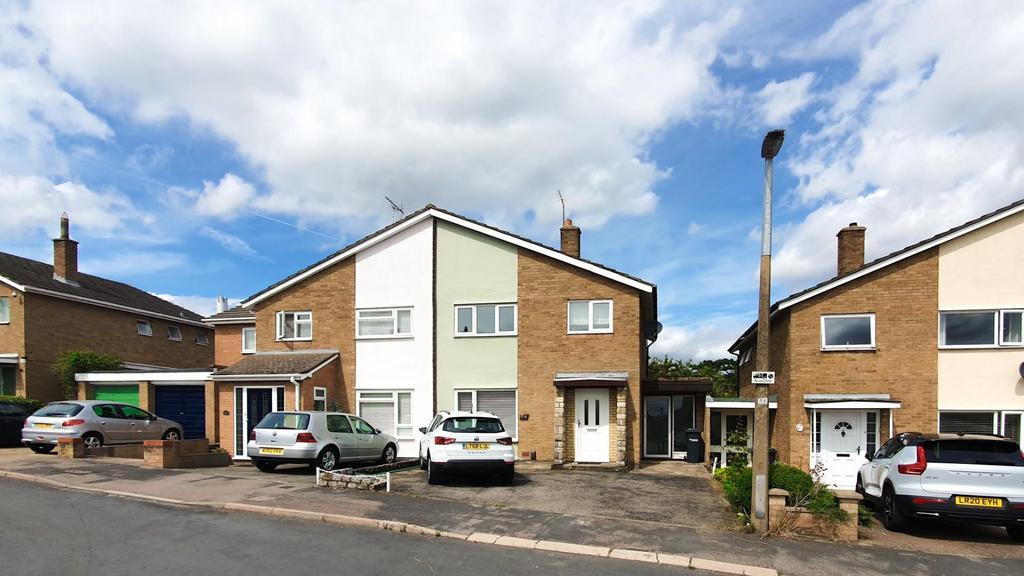 Saffron Close, Hoddesdon 3 bed semidetached house £1,750 pcm (£404 pw)
