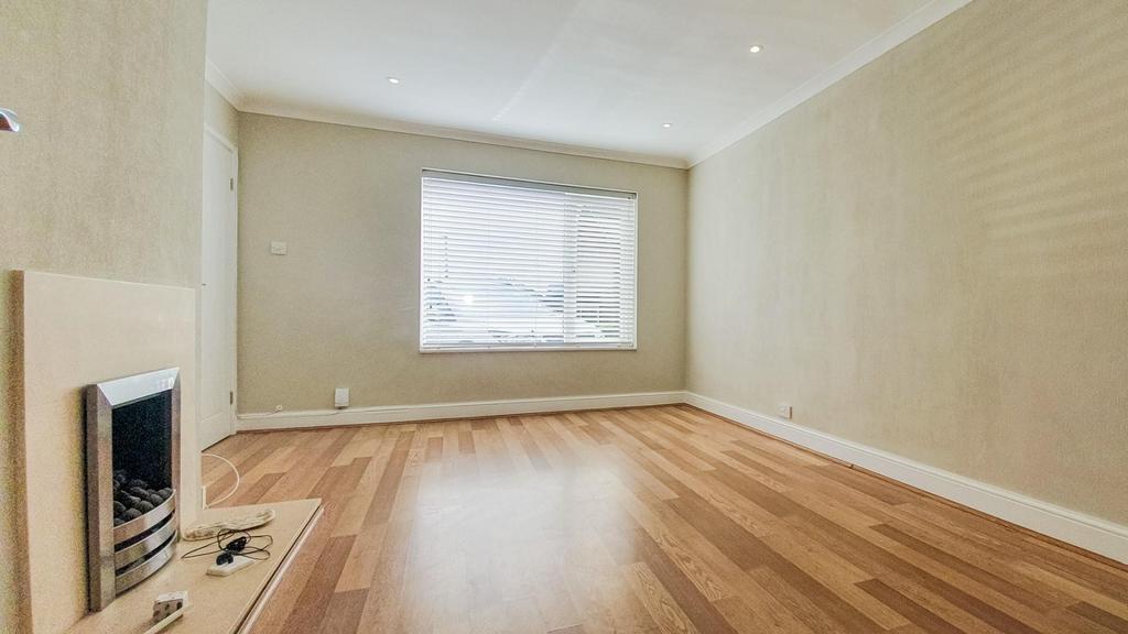 Saffron Close, Hoddesdon 3 bed semidetached house £1,750 pcm (£404 pw)